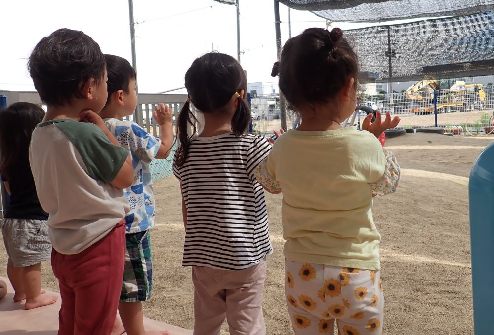次の日、ここでの役目を終え
次の現場へ向かうショベルカーに
「バイバイ、また来てね💕」
