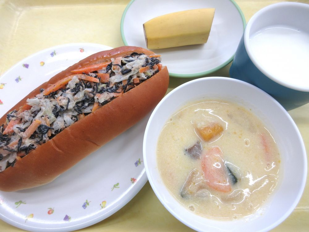 きゃべつパン

かぼちゃの豆乳スープ

バナナ

牛乳
