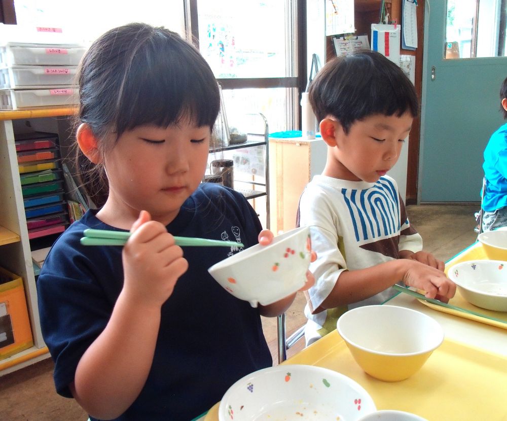 今日の献立は【かみかみサラダ】の副菜でした

給食時間を覗いてみると子どもたちは噛むことを意識して食べていました
噛むたびに広がる味や香りを楽しみかながら一生懸命かみかみ、かみかみ・・・

サラダにはごぼうと切干大根が入っています
歯ごたえのある食事で噛む力もグンと強くなります

ご家庭でも噛むことを少しでも意識してみませんか♡

