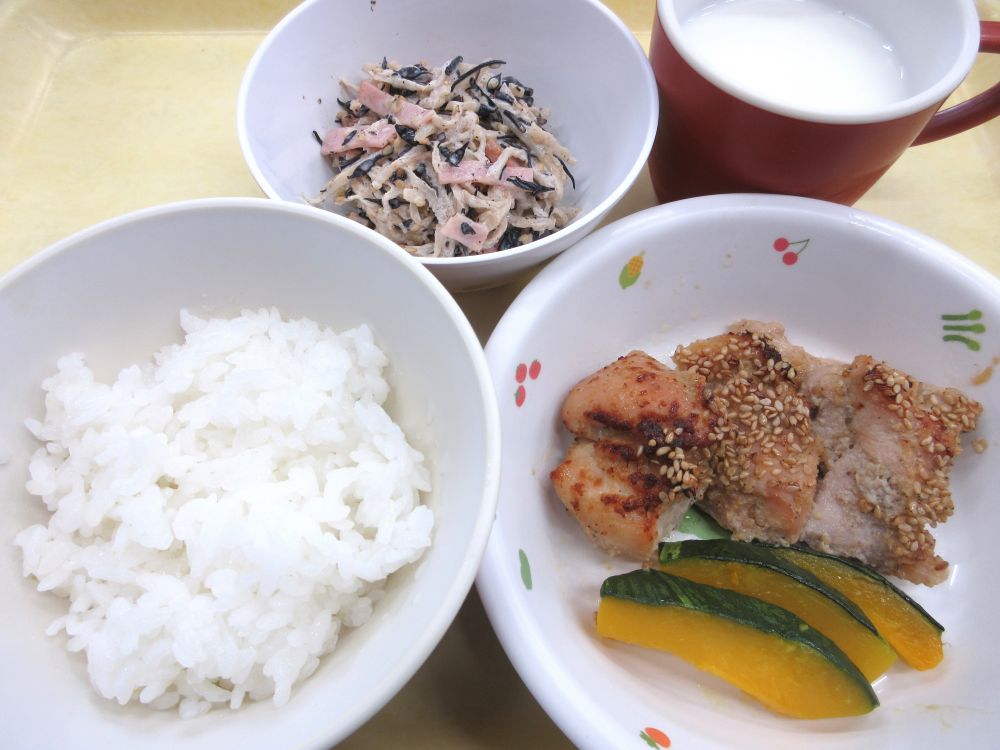 ご飯

鶏の香ばし焼き

焼きかぼちゃ

かみかみサラダ

牛乳