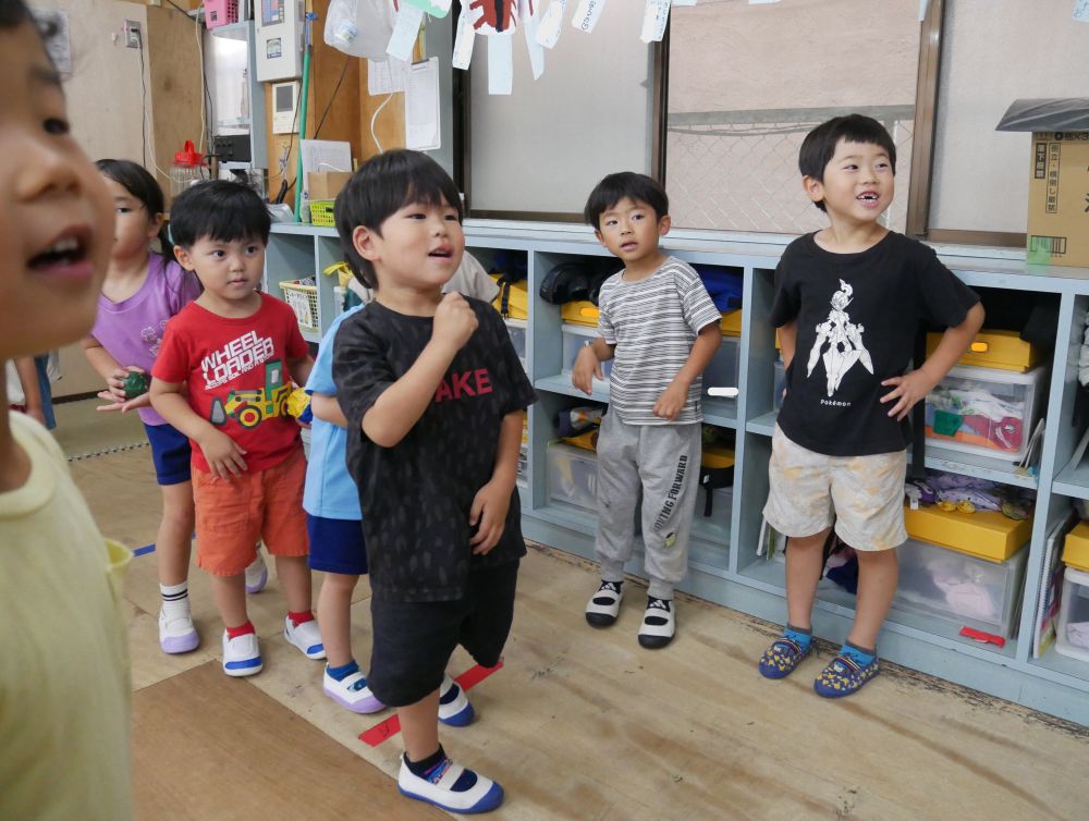 「ゾウ組さんはここだよ！！」
「ここに並んで二回ずつね！！」
「おー！！うまい♡」

最初は同じガムテープにクラスの名前を
書いていましたが、字が読めないかも…と
ガムテープの色を帽子のカラーにしました✨