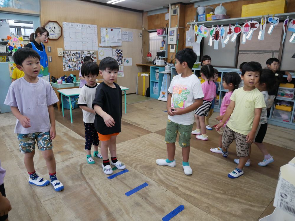 こっちではまた少し簡単なボール投げ
中に入ると嬉しくて、何度も挑戦⭐

園庭でしているサッカーや野球
雨でもボール遊びしたい…
でも人に当たると危ないね…
どうしたら楽しく室内でも遊べるか
みんなで考えました♡
一緒に【たのしい♪】を共有したよ
