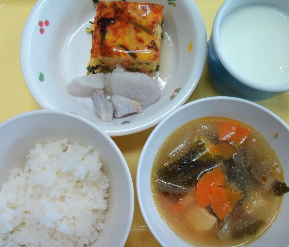 ご飯

かに玉風

ベイクド里芋

豆腐とわかめの韓国風スープ

牛乳