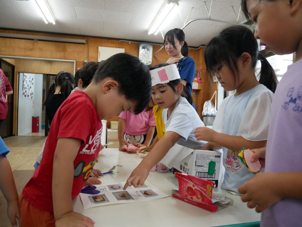「いらっしゃいませ～」
「どれにしますか？」とメニューを渡すMちゃん
たくさん並んでいるのを見て
「お客さんいっぱいで大変♡」
それがまた、嬉しそう😍
