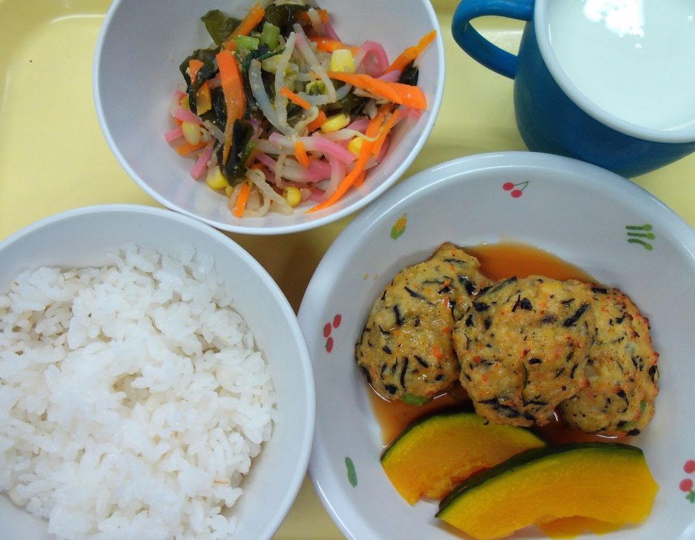 麦ご飯

ひじきと枝豆のつくね

蒸しかぼちゃ

彩り酢の物

牛乳