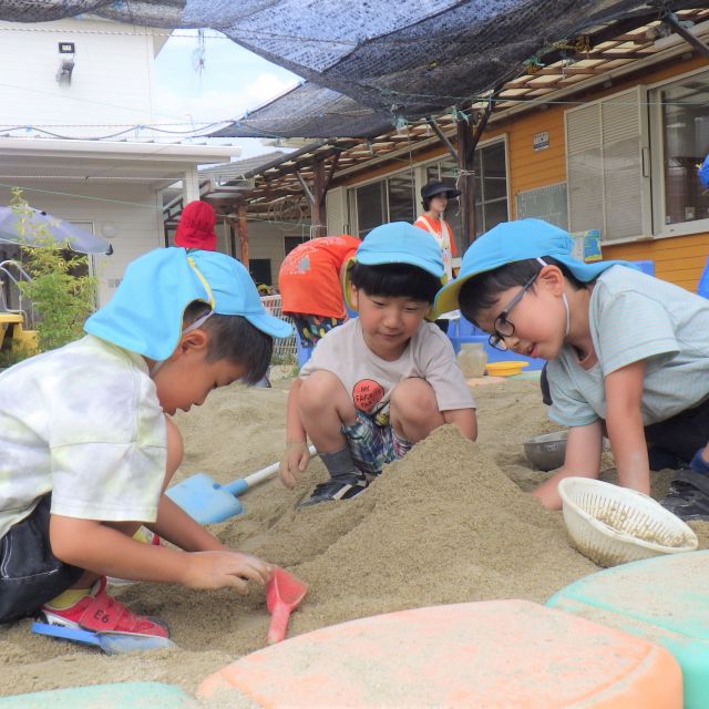 ＊　５歳児　水路作り　＊
