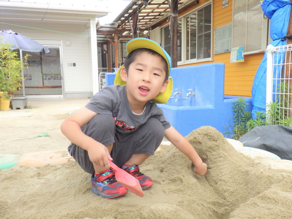 できた水路に水を流すＨくん！
バケツいっぱいに水を入れて
いっきに流してみました！
「うわぁー！」
水が道に流れていく様子をじっくり眺める姿がみられました！