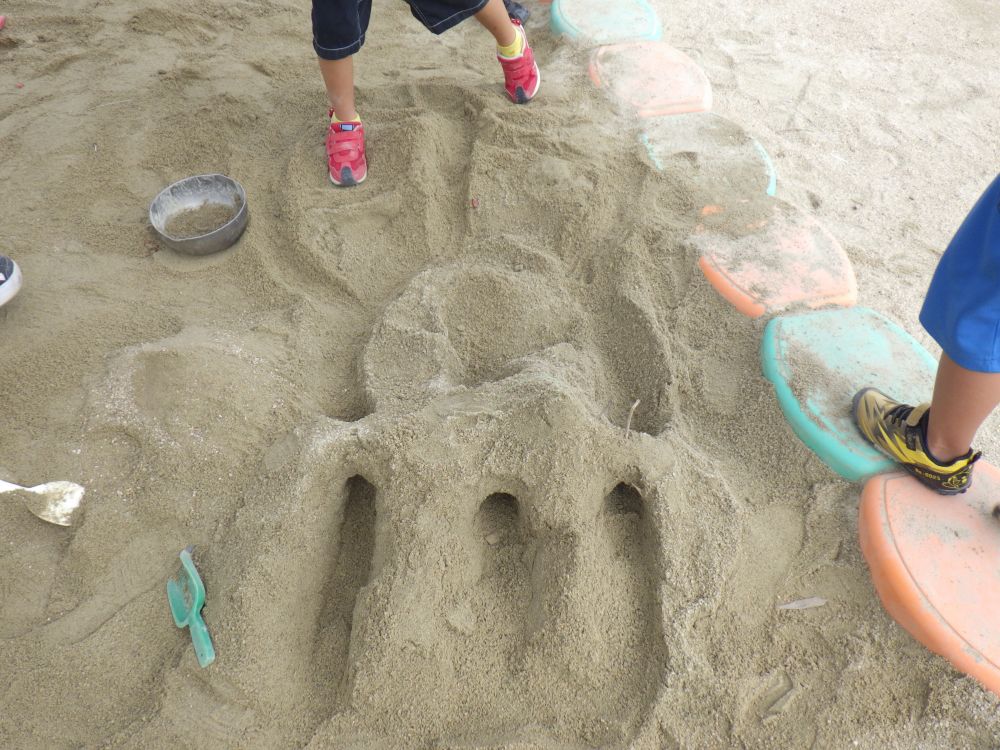 これまで作った水路は２つ♡
そのうちの１つになります！
道と道が繋がっていたり大きな山にトンネルが３つあったりと・・・
友達と会話をしながら様々な工夫をしたのが伝わります♡
