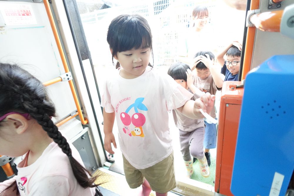 普段から見ているラッピングバスが
ゆめはうすに到着！
バスに乗ってゆめはうすの周りをいざ探検♡
ボタンを押してみたり帽子を被ってみたり
普段できない体験を楽しみました！



乗車券を取って乗車！
「どこにあるの？」
「どうやって取るの？」
初めての乗車券に嬉しさとドキドキが♡
ICカードをかざす場所に手をピッ！とする姿もみられました

