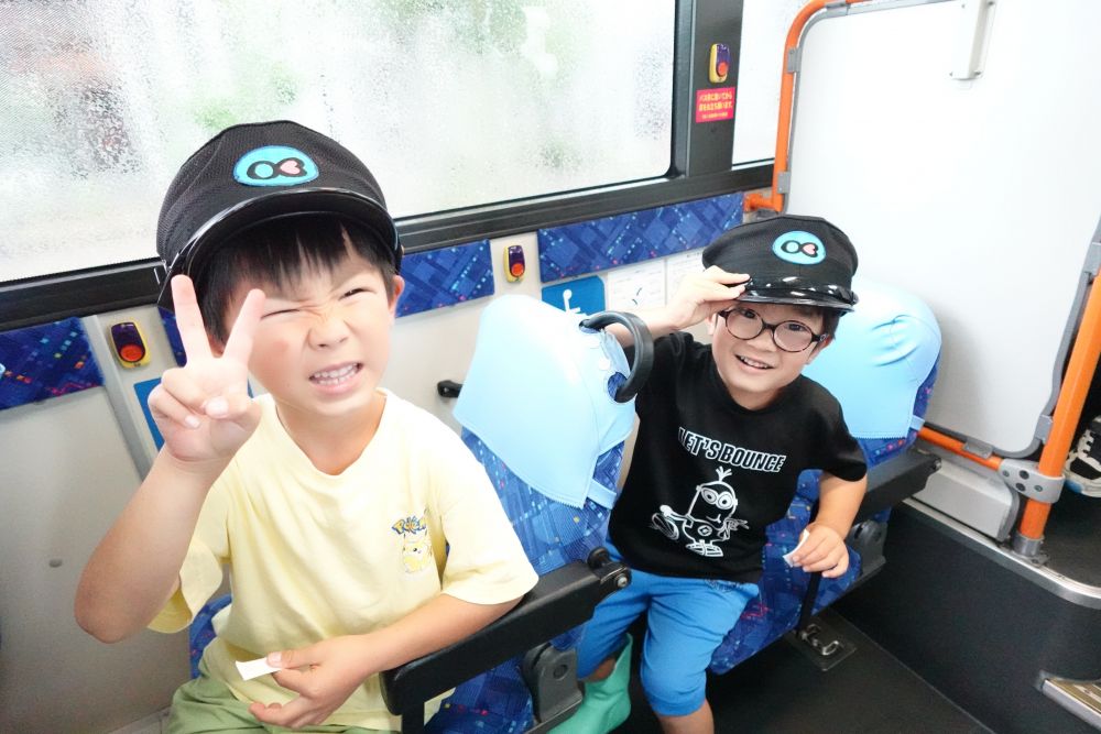 運転手さんと同じ帽子を被ったキリン組
「見てー！」
「一緒に写真撮ろ！」
初めて被る帽子に思わず笑顔に♡
