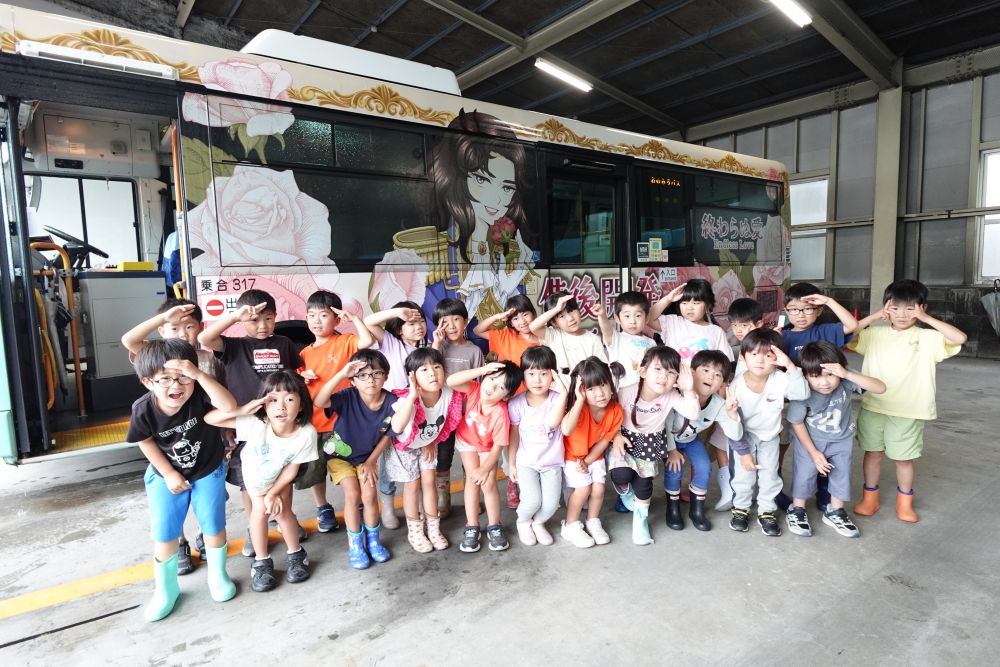 「ここ幼稚園行くときに通るよ！」
「ここ曲がったら楽しいところだよー」
「ここ行ったことあるー」
「すいみいだー！」
すいみいに行くまでの間たくさんの場所を回りました！
すいみいの友達と合流してラッピングバスを楽しみました♡

最後にみんなで今日乗ったラッピングバスと記念撮影！
ビンゴ開発さん
ありがとうございました！