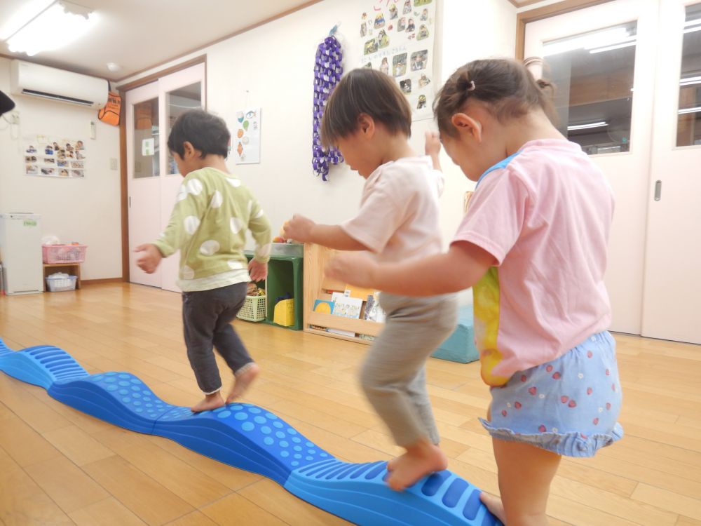 雨が続いていますね☔
「あめだからおそとにでれないね～」
窓の外を眺めながらポツリとつぶやく子どもたち。

雨の日はどんな遊びをしているのかな？
クマ・ヒヨコ組さんのお部屋遊びを紹介します☆

バランスブロック✰
両手を使ってバランスを取りながら
1歩1歩慎重に進みます👣
順番も上手に守って渡っていますよ👍🏼