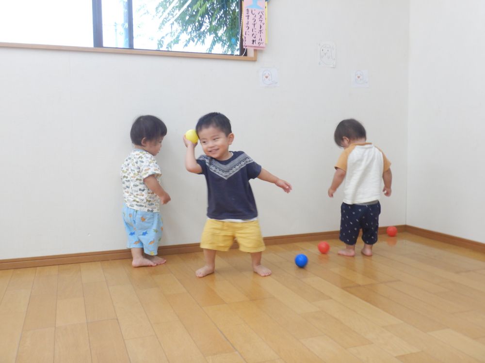 大好きなボール遊び！

投げたり、カゴに集めてボールシャワーをしたり、
蹴ったり、おばけの的に当てたり、、、遊び方いっぱい⭐

お部屋の中でも汗だくになるほどしっかり体を動かして楽しんでいます😆


