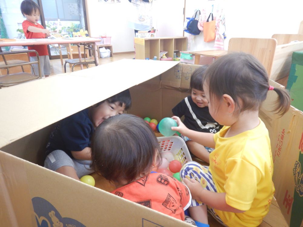 最近、お部屋には大きな
段ボールハウスが登場✨

「あめがふってきたー！」
「かくれろー！！」
「いーれーて！　いいよ！」
自然と子どもたち同士で話が弾みます🎵

いつもみんなでお家の中に入り、
ぎゅうぎゅうになりながらも楽しんでいますよ😆

お部屋の中でも元気いっぱいに
遊ぶこどもたちでした⭐