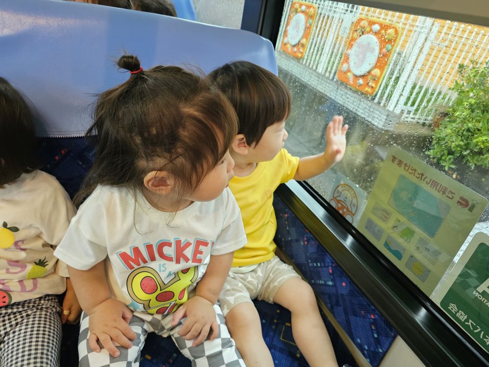 楽しみにしていたラッピングバスの日
あいにくの天気でしたが・・・
バスの中に乗せてもらって、
友達や先生と一緒にしゅっぱーつ！！

窓から見える景色にワクワク♡
『バイバーーイ！！』
すれちがう人に手を振るMくん。
発見したことを指さして伝えようとしてくれました♫
