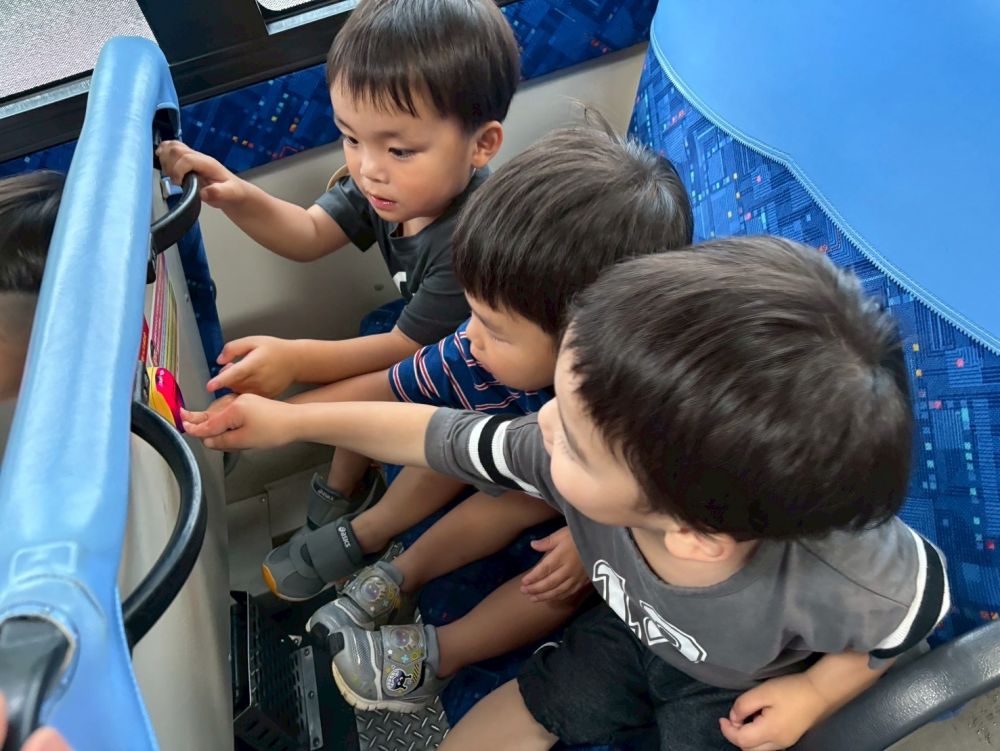 今年も備後開発さんの、
ラッピングバスに乗せてもらったよ🚌

生憎のお天気だったけど…
「きょうはばすにのるんよねー！」
「ばすまだかなー？」と、
みんなはワクワクでした♡

バスが到着すると、みんな大興奮！！
着席して、さっそく…
「ピンポーン♬」