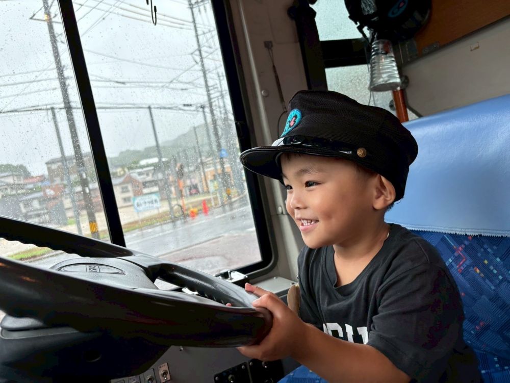 運転手さんの帽子をかぶって🧢
バスの運転手さんになりきっちゃった✨️

