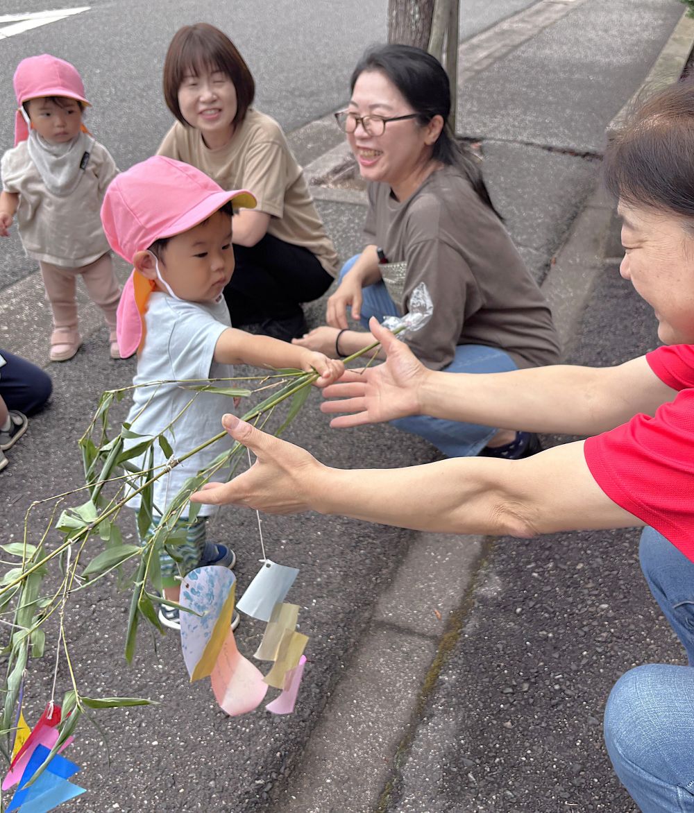 お世話になっている企業さんに、七夕飾りを
「かざってください！」