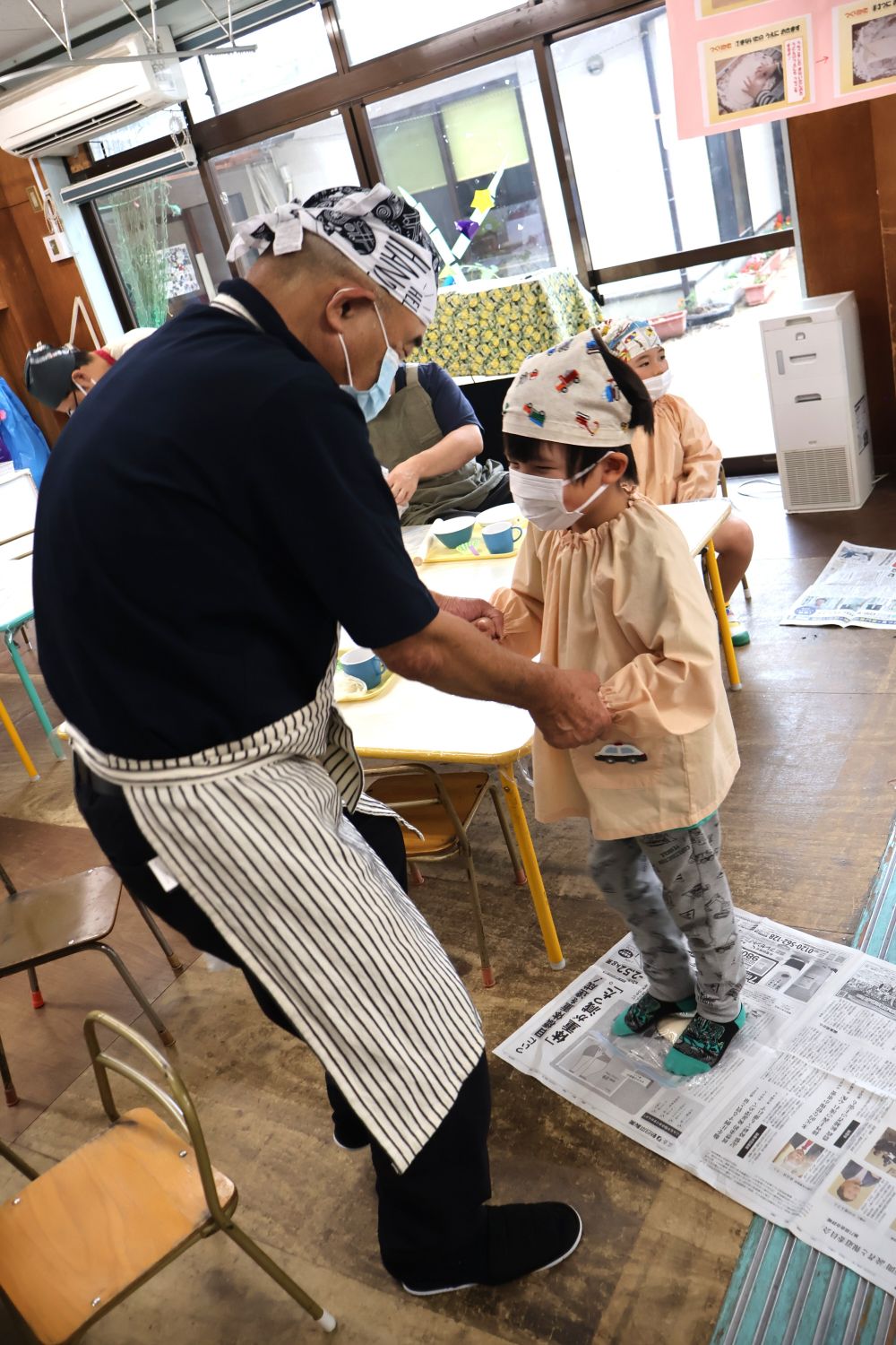 上手くまとまってくると
♪おしりふりふり
の曲に合わせて生地をフミフミ…
麺棒で伸ばしてもう一回フミフミ…
繰り返していくとうどんの生地が完成✨