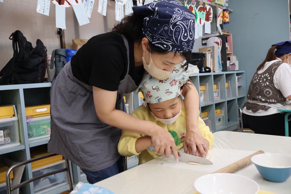 最後にもう一度麺棒で伸ばし
三つ折りにすると、包丁で切ります
お母さんと一緒にゆっくり♡
なかなかお家ではこうした時間をとることは
難しいと思いますが、今日はお家の人を独り占め♡
