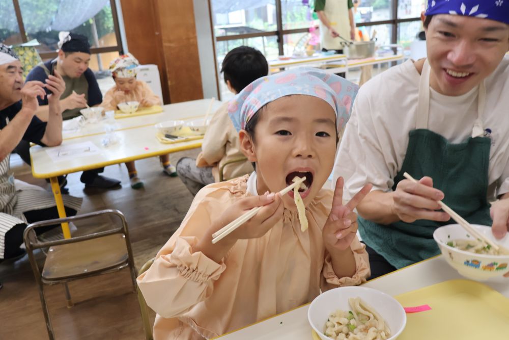 「ちょっと太くなった～」
「きしめんみたいになった♡」
ゆであがりを楽しみに…
待ち時間はだし汁の味見会😋

「おいしい♡」
大きな口で頬張るRくん
