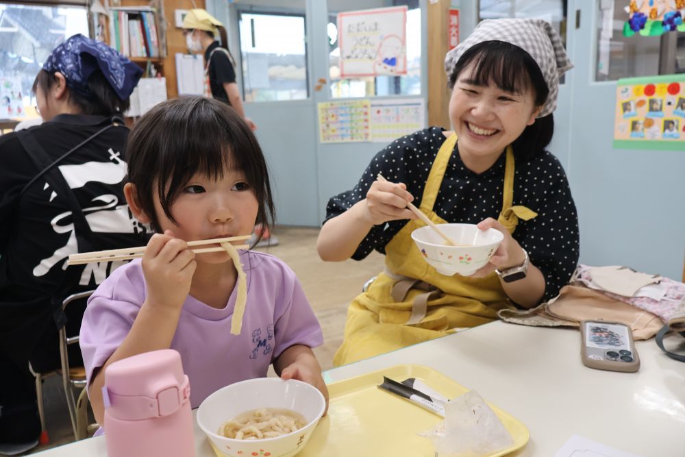 うどんがあんまり好きではない
と言っていたFちゃん
自分で作ったうどんはおいしかったかな？
全部食べ切っていました♡

一緒に作って、考えて、食べて
子どもたちにとってはお母さん、お父さん
おじいちゃんとの大切な時間…
私たちもとっても優しい気持ちになりました
雨の中でしたがたくさんの参加
ありがとうございました♪