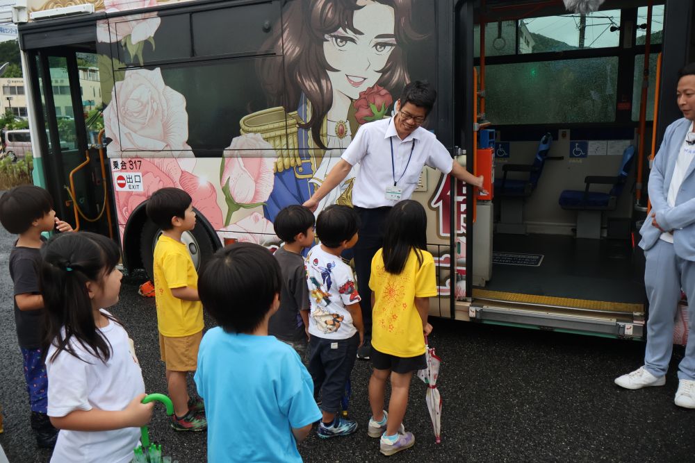 あいにくの雨でしたが☔
傘を持ってルンルンで駐車場まで歩くと…
ラッピングバスが♡
備後開発さんの地域貢献活動に
キリン組が参加しました♪
