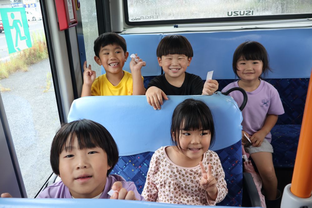 整理券をとってバスに乗車🚌

今日は貸し切り！！
みんなでバスに乗ってこの笑顔☺
イスやボタン、周りの看板を見渡して
興味津々のみんな♪




