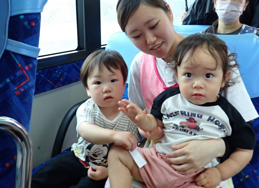 お昼のおやつを食べた後、すいみい保育園の
みんなも乗せてもらいました🚌