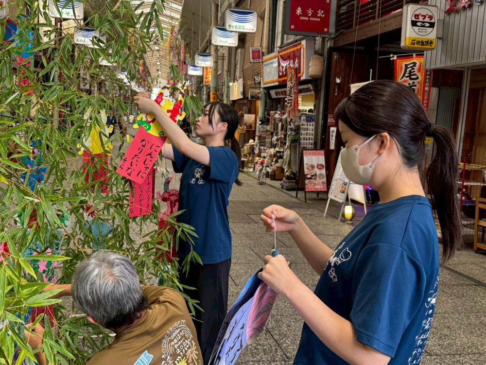 ク　マ組・・・「花火」　野菜スタンプ
ヒヨコ組・・・「ミックスジュース」　フィンガースタンプ
ウサギ組・・・「クジラ」　手形

子ども達が作った作品と短冊を
『願いが叶いますように・・・』
と一枚一枚ほどけないように、しっかり結びます。