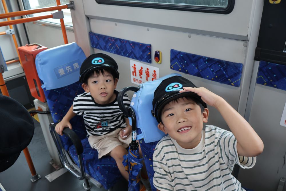 尾道駅や新尾道駅をぐるっと回り
「あ！！この駅ミスドあるよ」
「バスがいっぱい止まってる」
周りの景色にも目を向けながら…
帽子もみんなにかぶらせてくれました🧢
