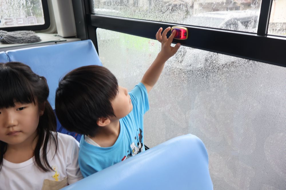 「あ！！押しちゃった…」
「何？このボタン？」　「バス止まるん？」
と言う子どもたちに
今日はいつ押しても、何回押してもいいよ
と優しい運転手さん♡