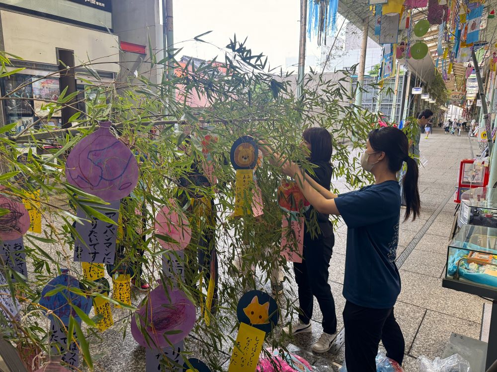 今年も『尾道本通り商店街』に七夕の飾りつけに行ってきました！

こどもたちの作品と願い事を書いた短冊♡
重ならないよう、大切に一枚一枚飾ります。
