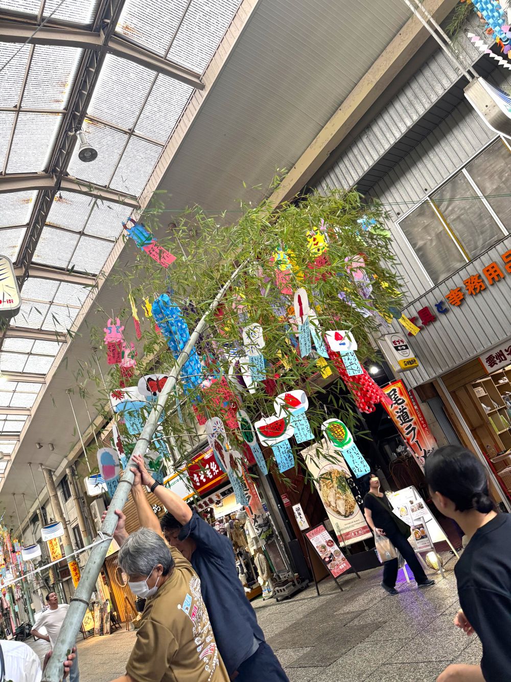 最後は商店街の方と力を合わせて
大きな笹を持ち上げ作業

向かい側の笹飾りや看板に気をつけながら
オーライ！　オーライ！・・・・