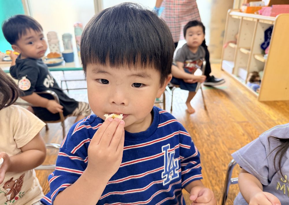 つけていた梅は、
給食先生が、梅ジャムにしてくれました！

給食の時に、パンにつけて食べました🥐
「まだつけてー！」と、Aくん。
梅ジャムにハマったみたいでした🤭