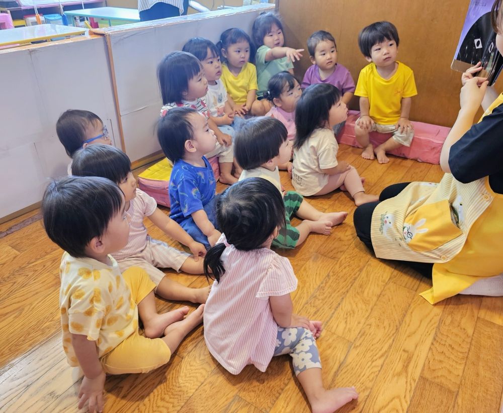 1歳児
　　『おばけだじょ』

語尾に「じょ」がつく面白くてユニークな話です。
ヒヨコ組さんも一緒に「じょ」とまねっこしたり、
「うわあ！」とびっくりしたりと様々な反応で楽しんでいます！！

最後にはヒヨコ組さんが大好きなカエルも登場します♪


