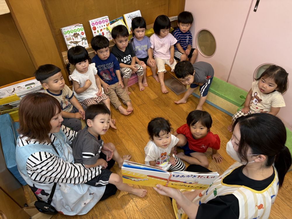 2歳児
　　『はみがきれっしゃ』

今月の歌にもなっている『歯をみがきましょう♪』を
歌った後にお話が始まりました。

はみがきれっしゃ出発～♪♪
手を歯ブラシに見立ててゴシゴシ、シュッシュ・・・

楽しく歯磨きできたら良いですね～♡


