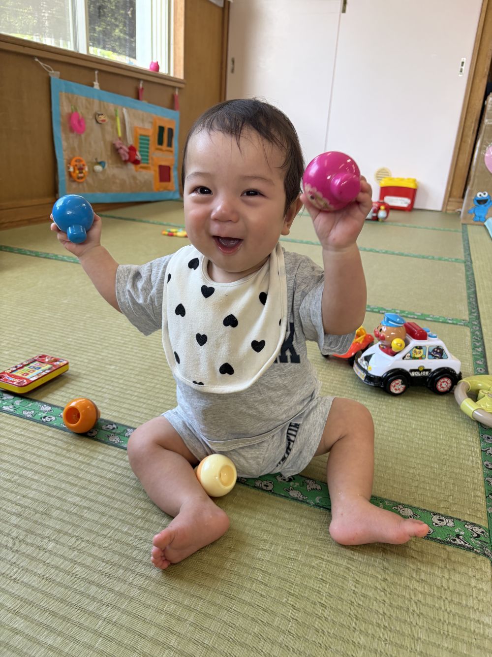 今日から新しいお友達がきたよ。

おもちゃを持って
とってもにこにこのKくん😆