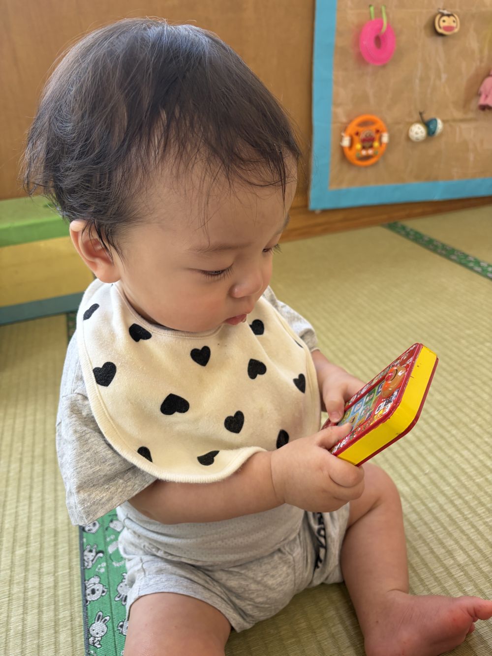 アンパンマンのおもちゃに興味津々！！
