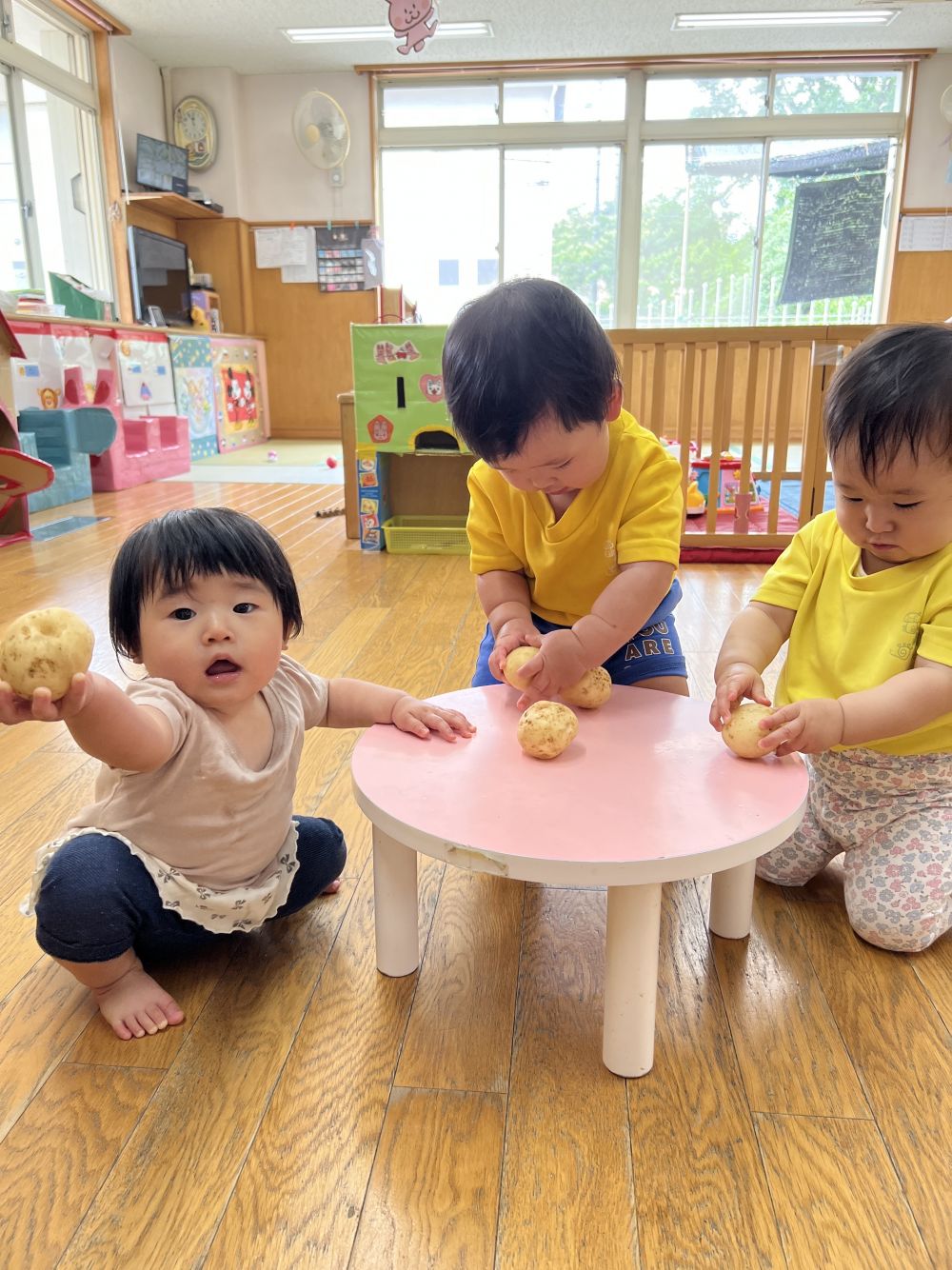 じーっとみつめたり、角度を変えたり、持ったりと
みんな思い思いにじゃがいもをさわってましたよ😁

くま組さんありがとう❤️

