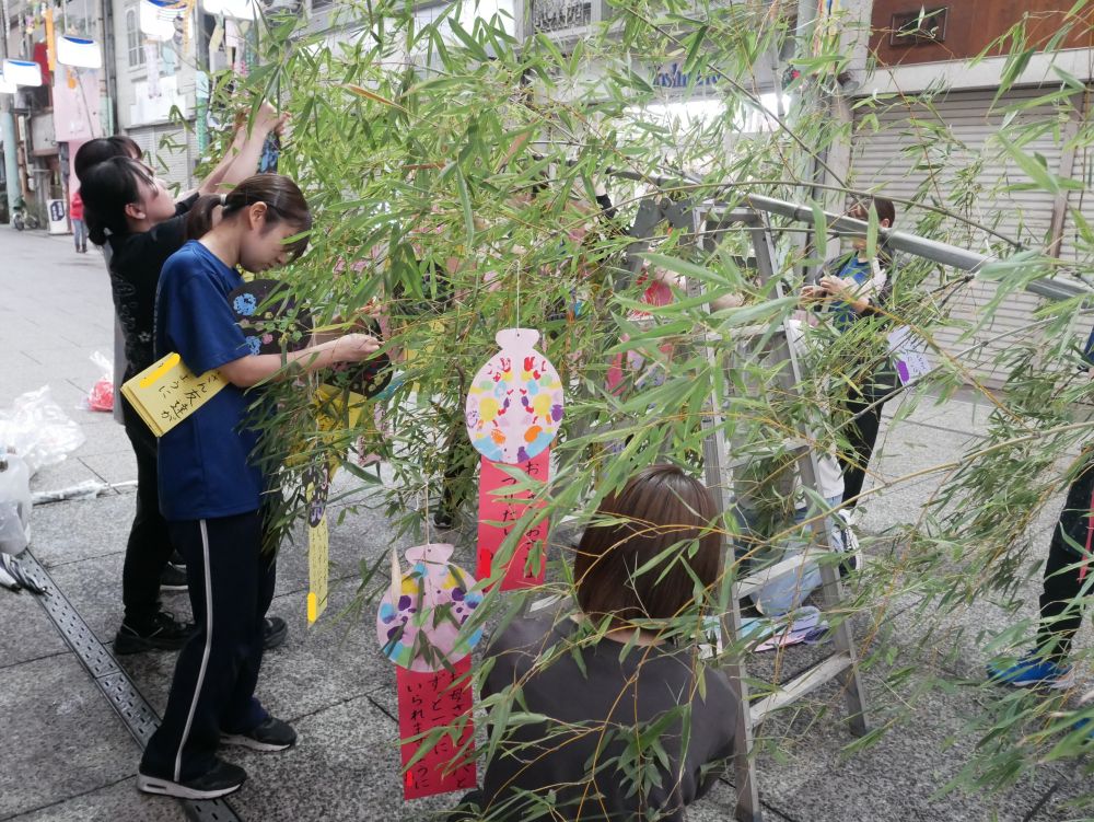 今年もこの季節がやってきました☆彡
尾道商店街の七夕飾りです
子どもたちの願い事が書いてある大事な短冊・・・
一つ一つ丁寧につけていきます
“みんなの願い事が叶いますように”
思いを込めて・・・♡