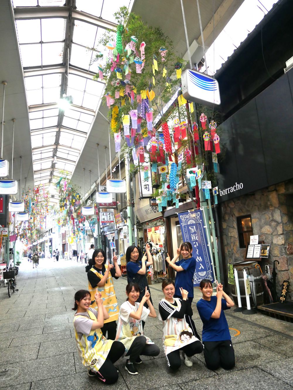 商店街の方にも手伝っていただきました
ありがとうございます♡
場所は　【天狗寿司・尾道中華そばボラーチョの前】です
ぜひ！！見に行ってみてください♡