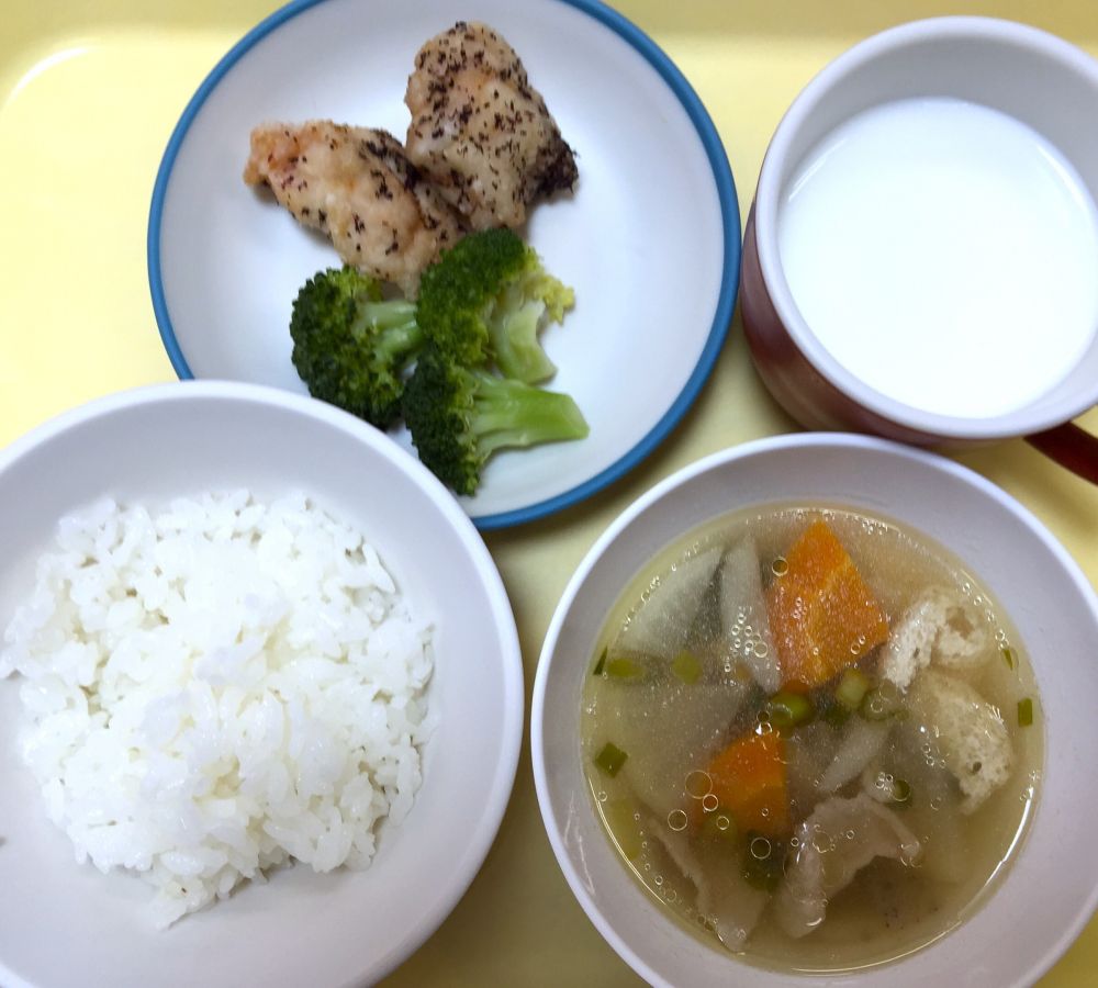 ご飯

赤しそからあげ

ゆでブロッコリー

豚汁

牛乳