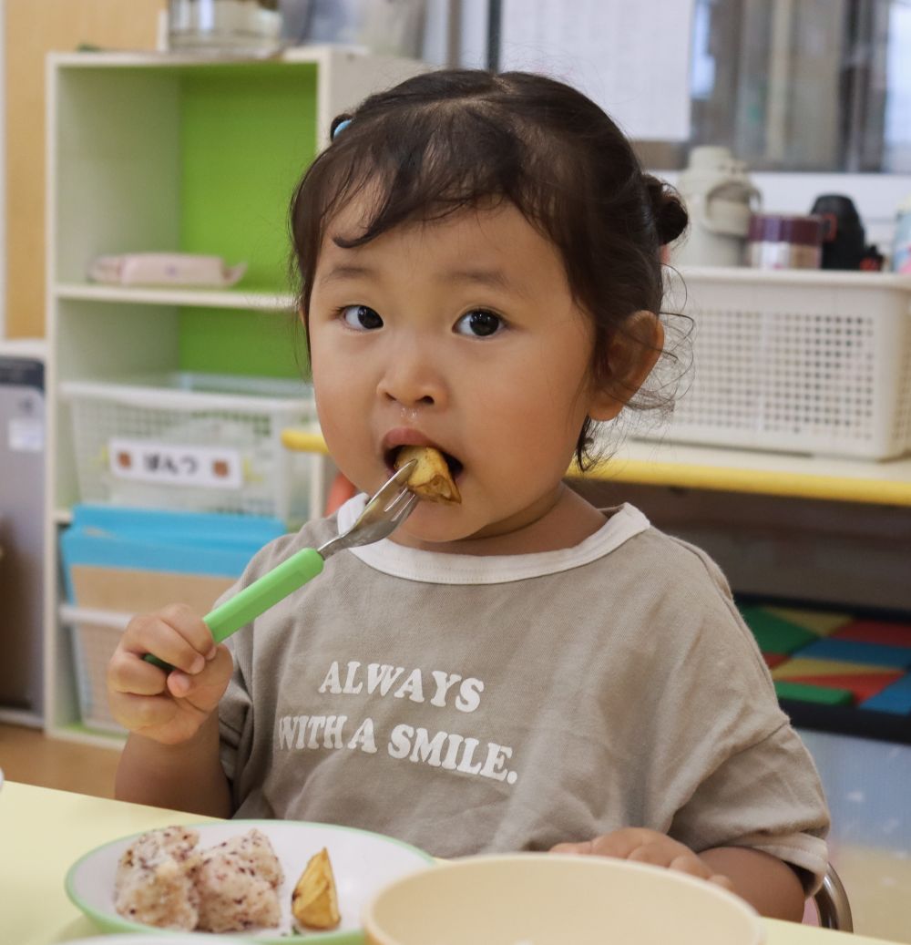 クマ組さんが収穫したじゃが芋を
今日の給食でフライドポテトにしてみました！

みんなどんな反応をするのかワクワク・・・

配られたお皿の中をジーっと見ていたクマ組さん。
「みんなが採ったじゃが芋だよ」と伝えると
しっかり噛んで味わって食べていましたよ😊
やわらかくて美味しいじゃが芋でした♪
明日のカレーでも使わせてもらいます♡
