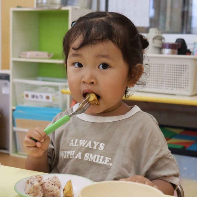 ＊　給食時間の様子　（すいみい保育園）　＊