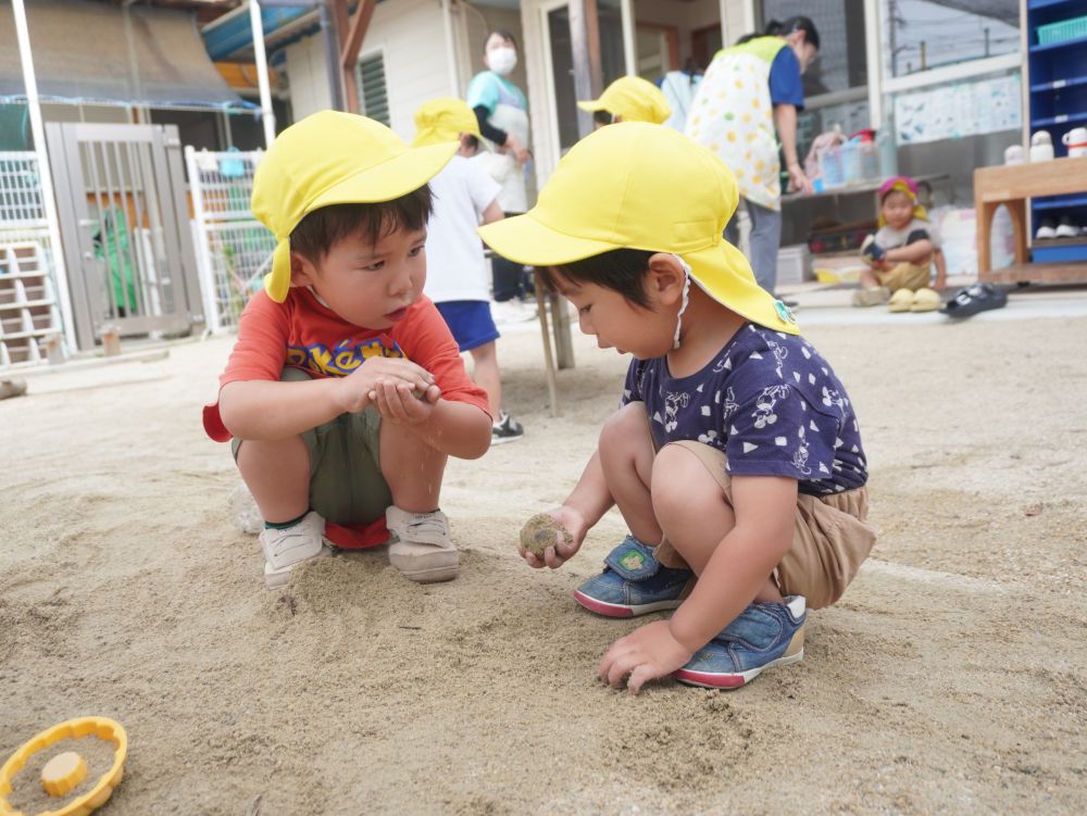 「こうやってね優しくぎゅってするんよ！」
「さら粉もかけてね」
毎日やってると上手な泥だんごが作れるようになり
作り方を友達に教える姿もみられました♡