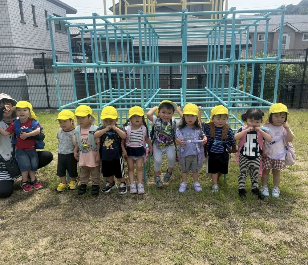 『わんぱく公園』に行ったよ😄
初めての公園✨️
まずは記念にみんなで…

「はい、ちーず📸✨️」
