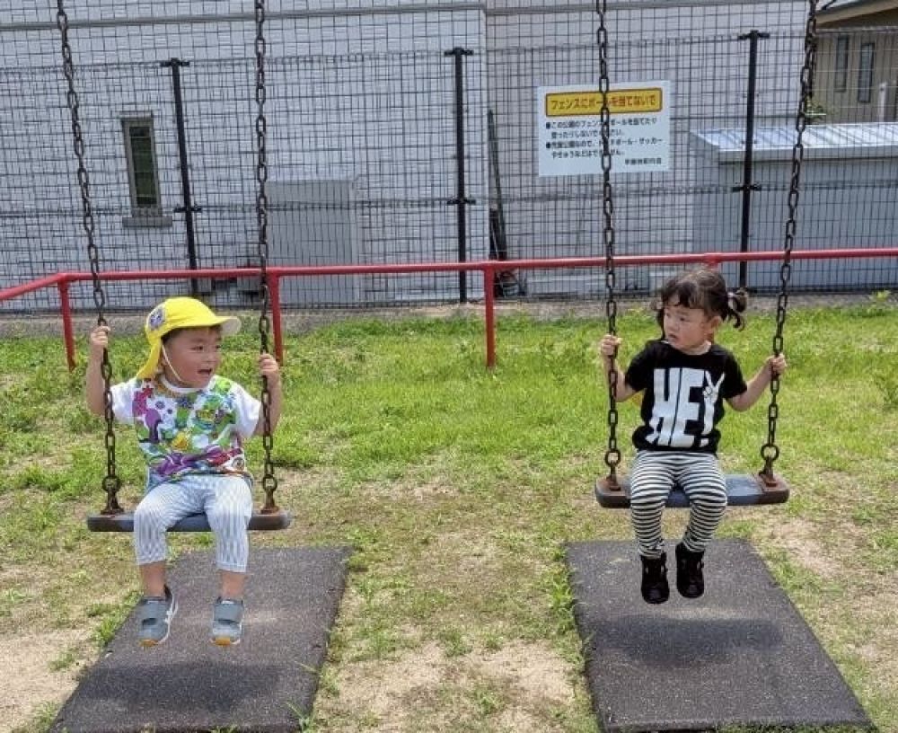 「ブランコ」

友達と一緒にぶらーんぶらーん♩
仲良しクマ組さん🐻