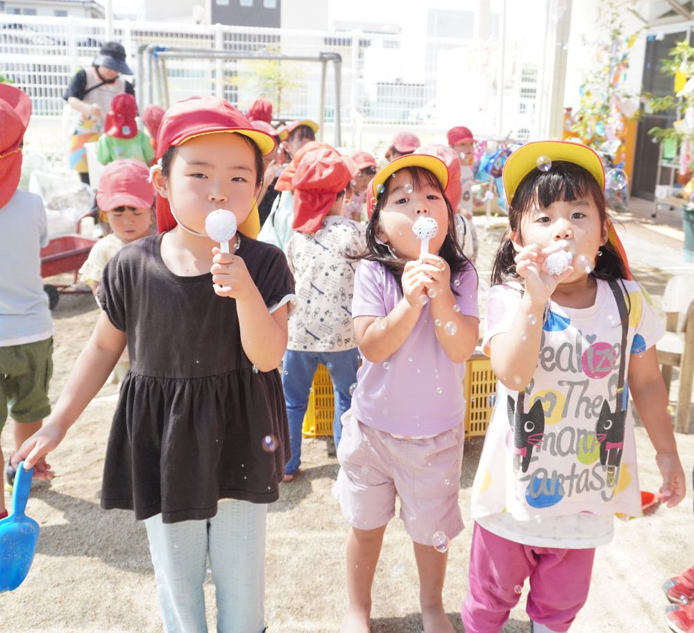 今日は上手くシャボン玉が出なかった…
次はこうしてみよう！と考える姿があったり
今度はカブトムシの家つくりたい！
と新たな目標が出来たりと様々です！

次は何をして遊ぼうか期待に胸を膨らませ
ワクワクしながら過ごしているゾウ組さんです♡
