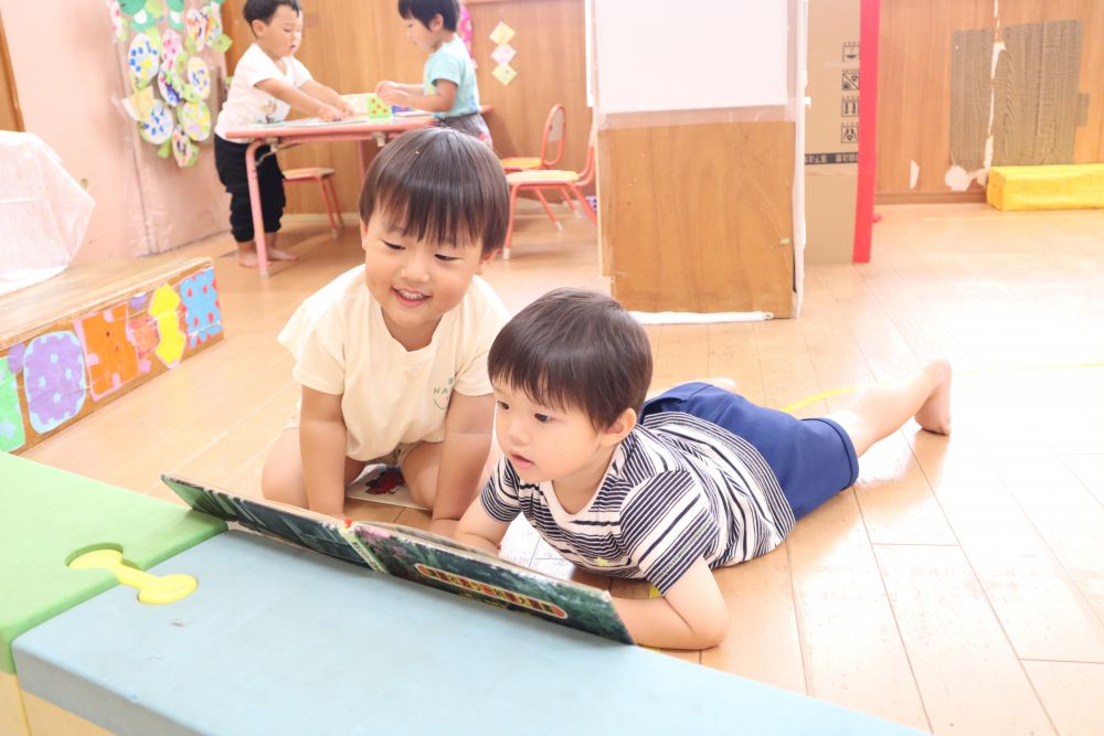 雨の日が多いこの時期・・・
気温はジメジメ…　気分も下がりがちですが…
ゆっくり過ごしたり身体を動かしたりして
楽しく遊べる環境作りに励んでいます♡



「これと、これと、これに乗りたい！」
「どれがいい？」
「今度みんなで乗ろうねー」
ゆっくりと絵本を見る時間♡
思ったことや感じたことを友達と伝え合う♡